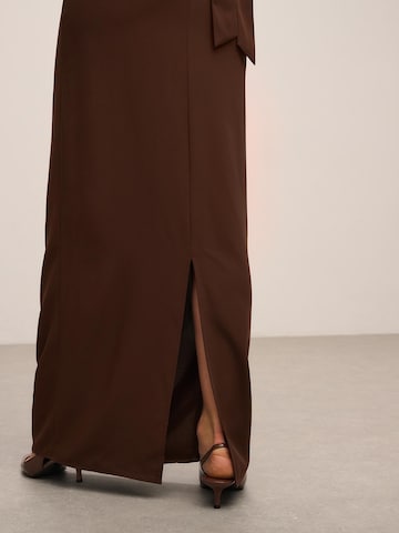 ORIMEI by Victoria Swarovski Вечернее платье в Коричневый