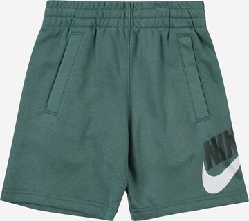 Nike Sportswear Широка кройка Панталон 'CLUB FLEECE' в зелено: отпред