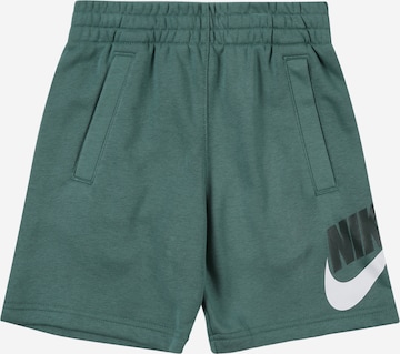 Nike Sportswear - Pantalón 'CLUB FLEECE' en verde: frente