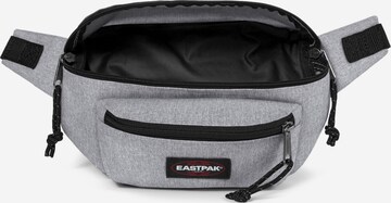 EASTPAK Rumpetaske 'Doggy' i grå