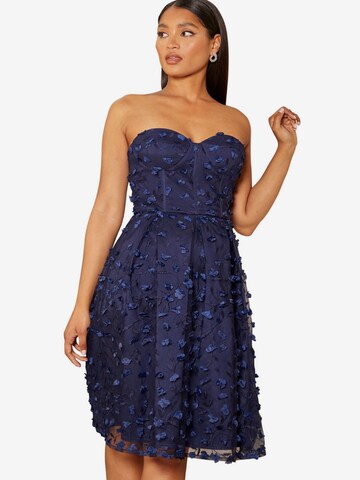 Robe 'Bestickt' Chi Chi London en bleu : devant