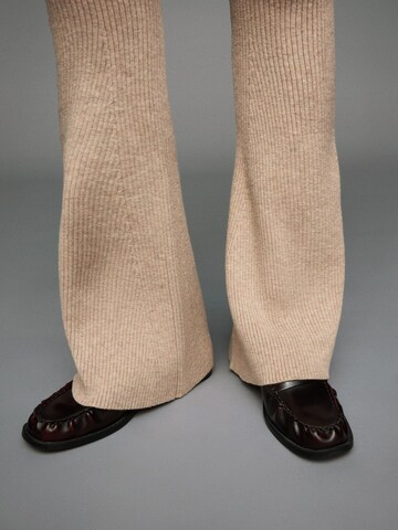 Bershka Flared Bukser i beige