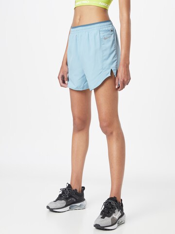 NIKE Regular Sportshorts in Blau: predná strana