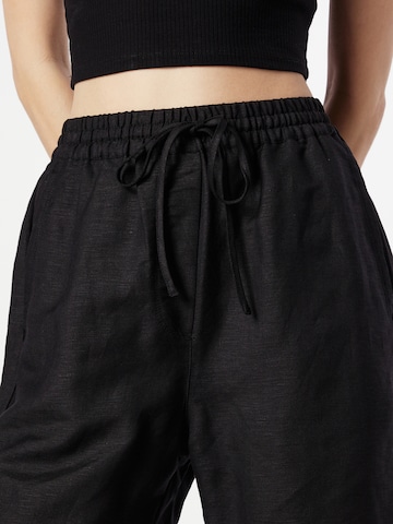 Lindexregular Hlače 'Shorts' - crna boja
