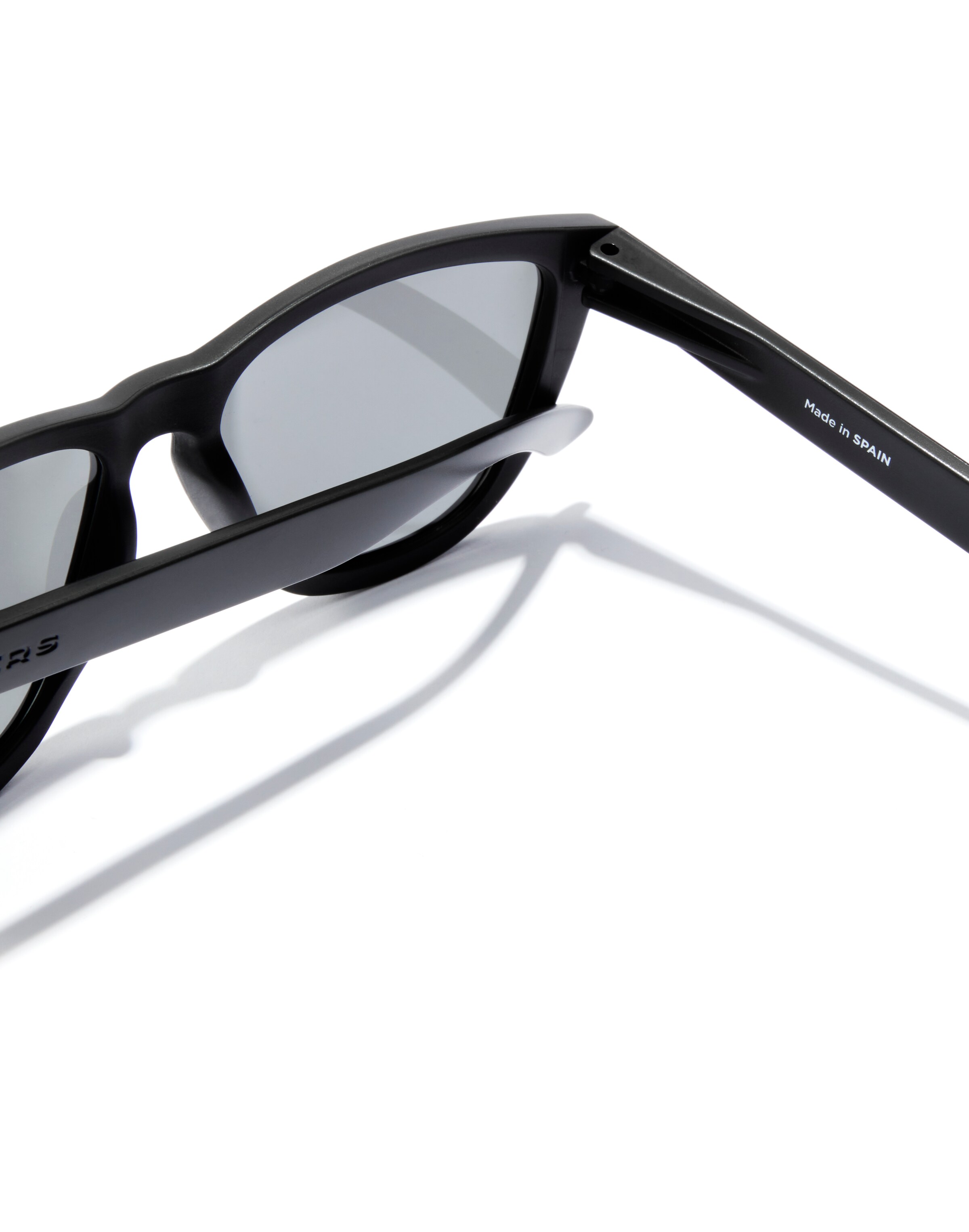 HAWKERS Aurinkolasit 'One Raw' värissä musta