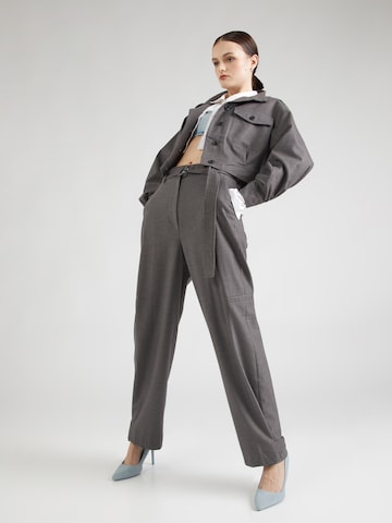 regular Pantaloni con piega frontale di SECOND FEMALE in grigio