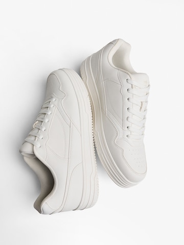 Bershka Trampki niskie w kolorze biały