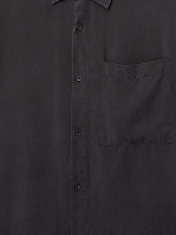 Pull&BearComfort Fit Košulja - crna boja