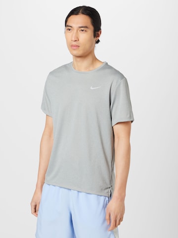 NIKE - Camisa funcionais 'Miler' em cinzento: frente