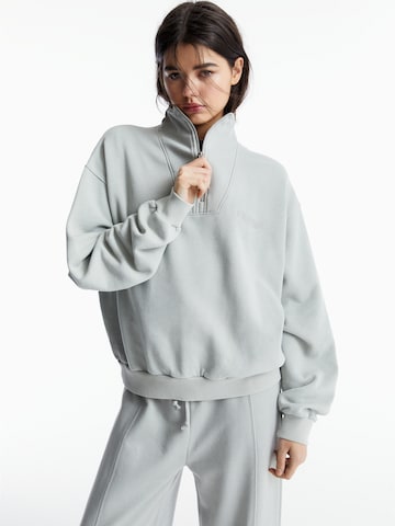 Pull&Bear Sweatshirt in Grijs: voorkant