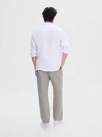 SELECTED HOMME جينز مضبوط قميص 'REGRICK' بلون أبيض