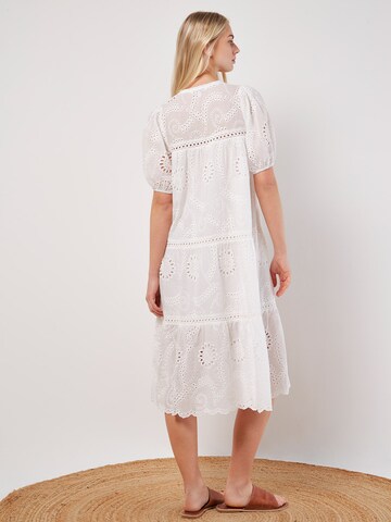 Robe Apricot en blanc