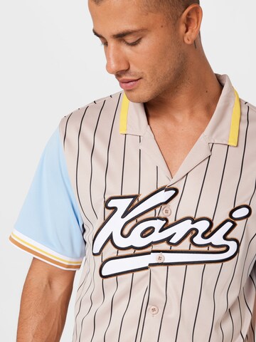 Karl Kani Regular Fit Baseball Hemd 'Varsity' in Beige