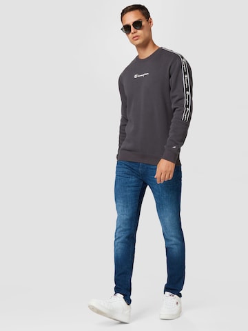 Champion Authentic Athletic Apparel Sweatshirt i grå