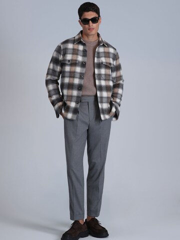 Coupe regular Chemise Lufian en beige : devant