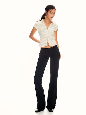 Bershka Bootcut Ráncos nadrág - fekete: elől