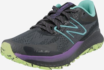 Chaussure de course new balance en noir : devant