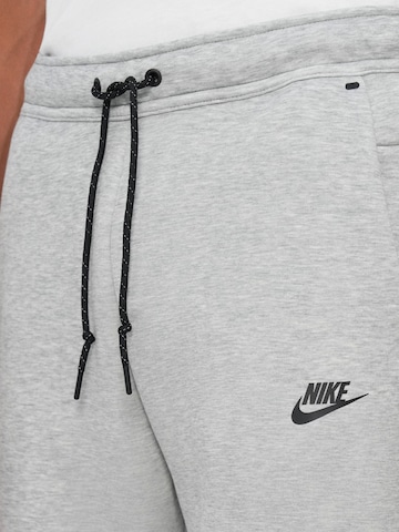 Regular Pantaloni 'TECH FLC' de la Nike Sportswear pe gri