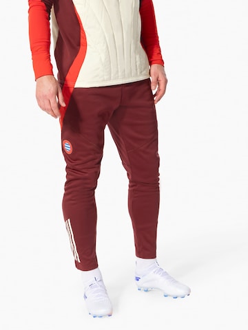 FC BAYERN MÜNCHEN Slimfit Sportbroek in Rood: voorkant