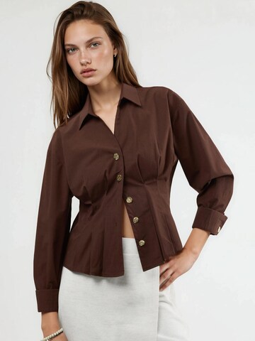 Qu Style Shirt in Brown: front