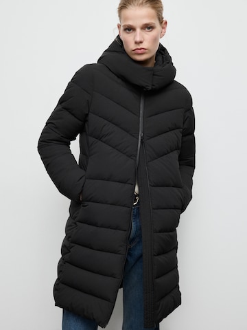 Palton de iarnă 'BEGO' de la MANGO pe negru: față