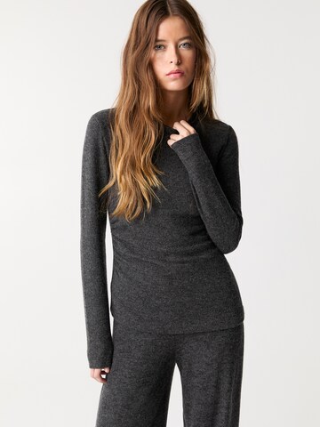 Pull&Bear Sweater in Grey: front