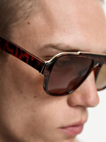 Ochelari de soare de la Bershka pe maro