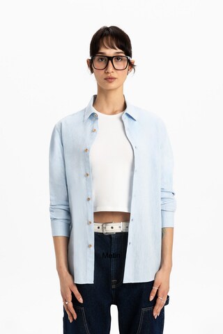 UNIQVIBE Blouse in Blue: front