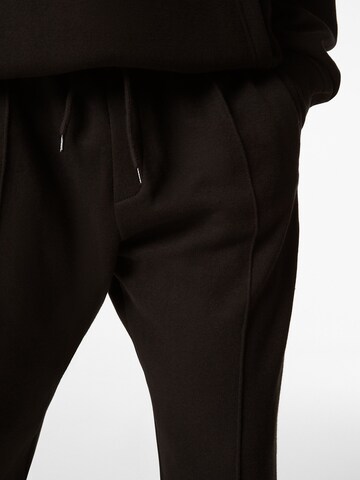 Bershka Tapered Broek in Zwart