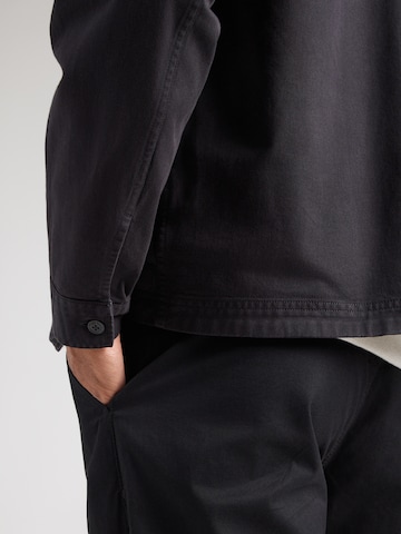 Abercrombie & Fitch Regular fit Prehodna jakna | črna barva