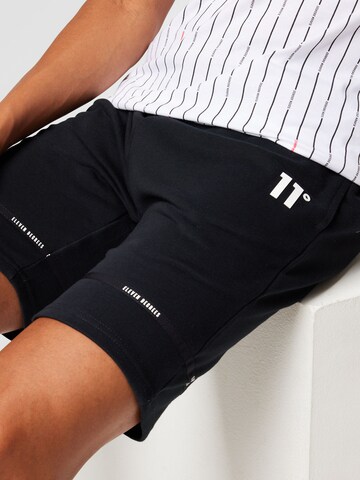 11 Degrees Regular Shorts in Schwarz
