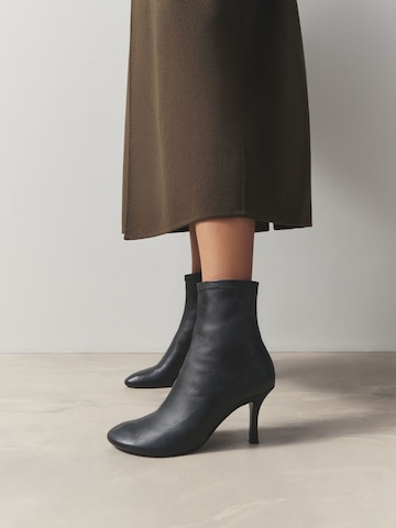 Next Bootie in Black