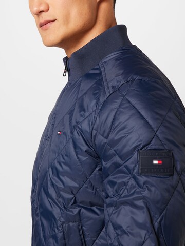 TOMMY HILFIGER Tussenjas in Blauw