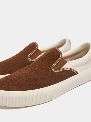 Pull&Bear Спортни обувки Slip On в кафяво