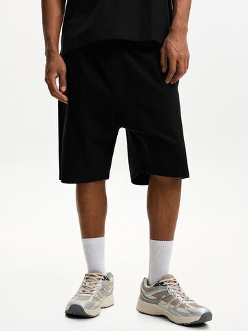 Bershka Baggy Trousers in Black: front