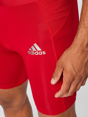 ADIDAS SPORTSWEAR - Skinny Pantalón deportivo 'Techfit ' en rojo