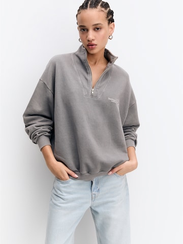 Pull&Bear Sweatshirt in Grau: predná strana