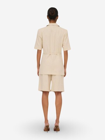 regular Pantaloni 'Jdynaomi Linen Mw Bermuda Shorts Tlr 15373939' di Jaqueline de Yong in beige