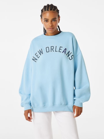 Bershka Sweatshirt in Blue: front