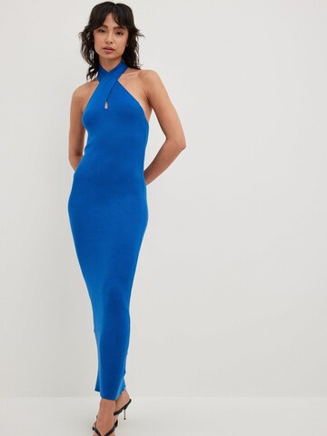 NA-KD Knitted dress in Blue: front