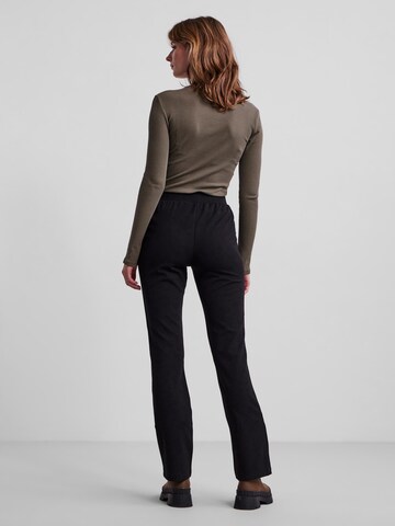 Coupe slim Pantalon 'Kenna' PIECES en noir