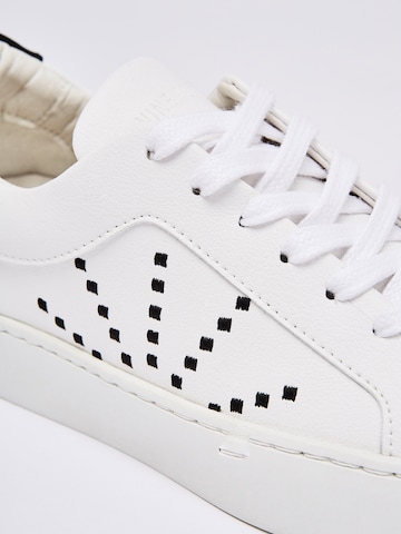 NINE TO FIVE Sneakers 'Gràcia' in White