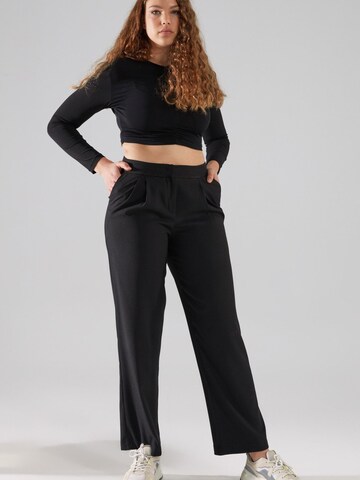 Loosefit Pantaloni con pieghe di Trendyol in nero