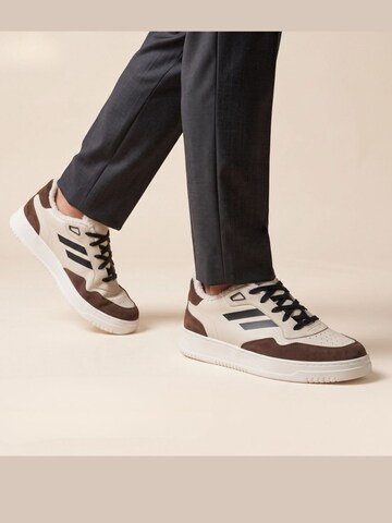 PR1MO Sneaker low 'Bianco Brillante' i brun: forside