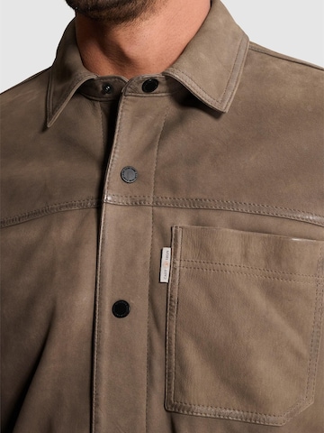 CAST IRON Regular Fit Skjorte 'Suede overshirt with waxed seams and chest pocket' i brun