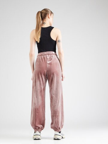 Nike Sportswear Tapered Housut värissä punainen