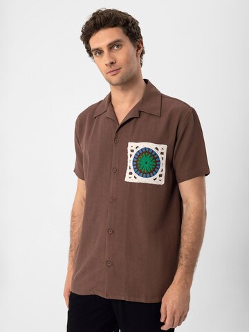 Antioch Regular fit Overhemd in Bruin: voorkant