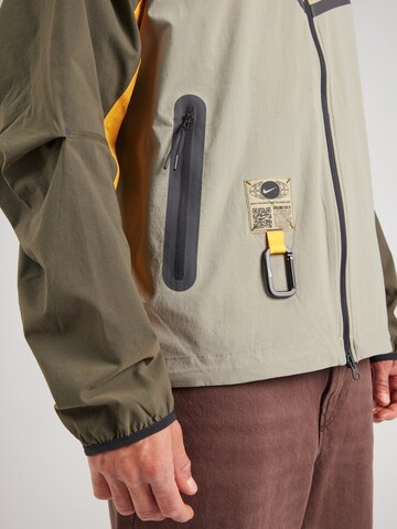 Nike Sportswear Φθινοπωρινό και ανοιξιάτικο μπουφάν σε πράσινο