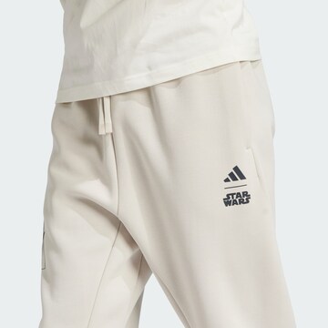 ADIDAS SPORTSWEAR Tapered Παντελόνι φόρμας 'x Star Wars The Mandalorian' σε μπεζ