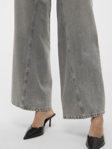 VERO MODA Wide Leg Jeans 'RAIL' i grå